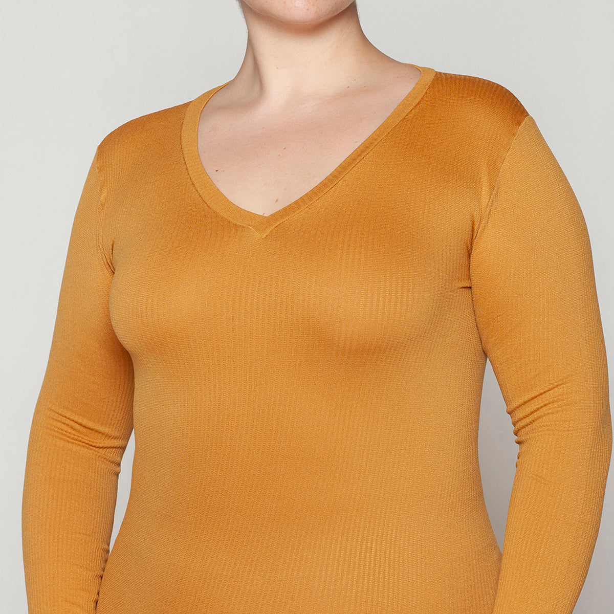 Monarch - Polera Esencial Acanalado Escote V