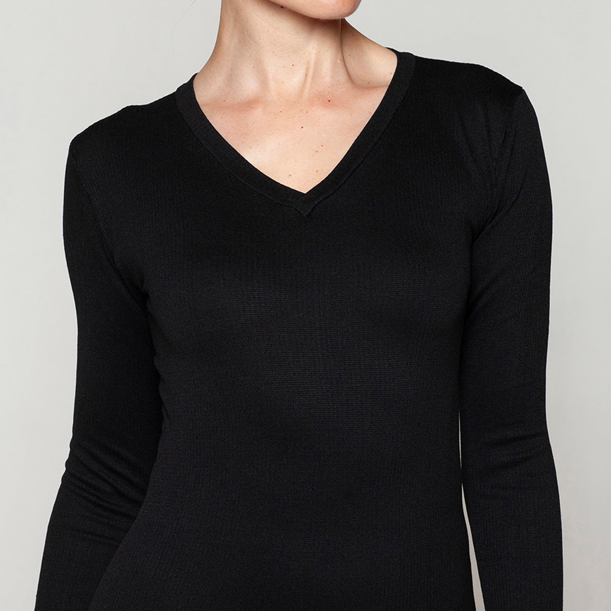 Monarch - Polera Esencial Acanalado Escote V