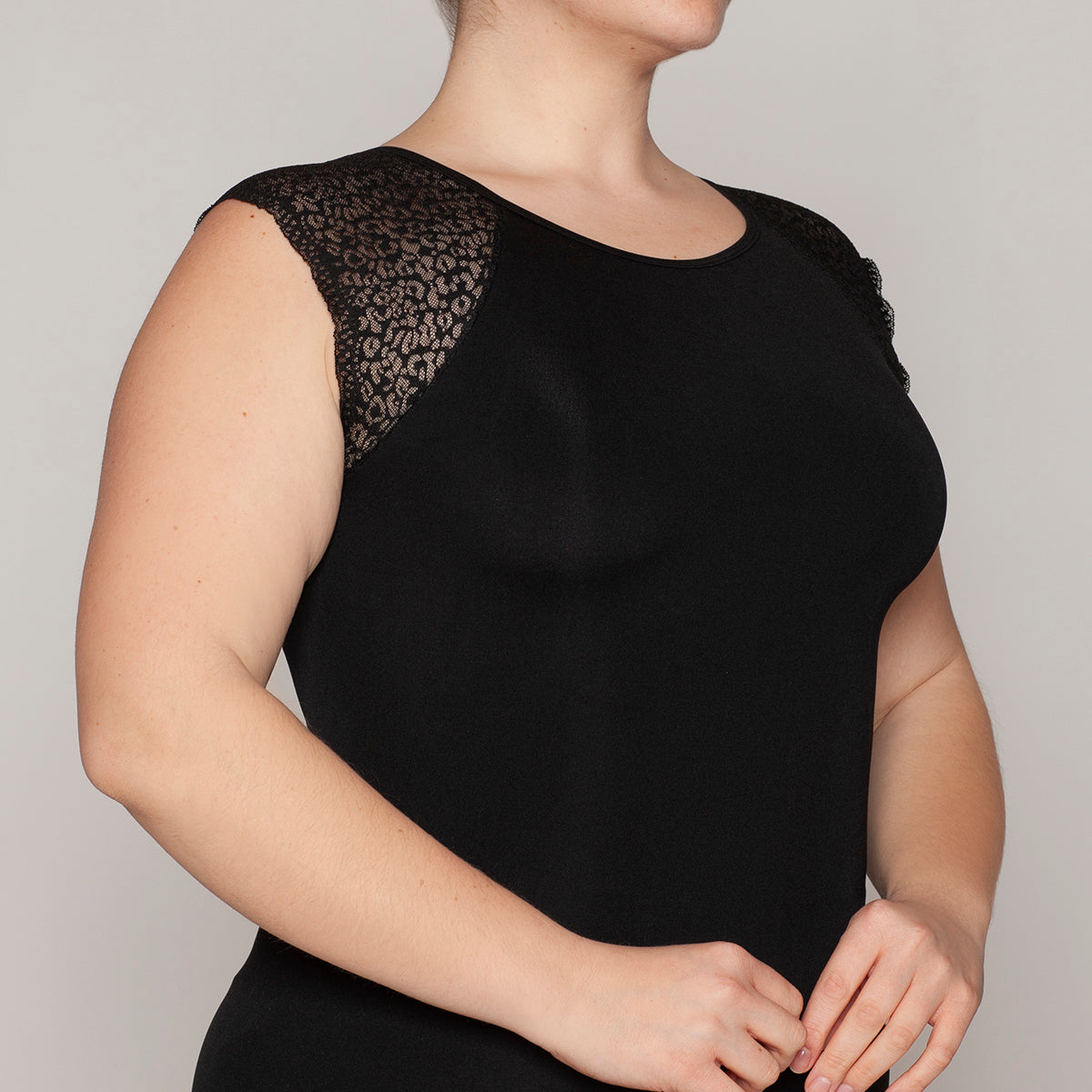 Lasst - Polera Hombro Encaje