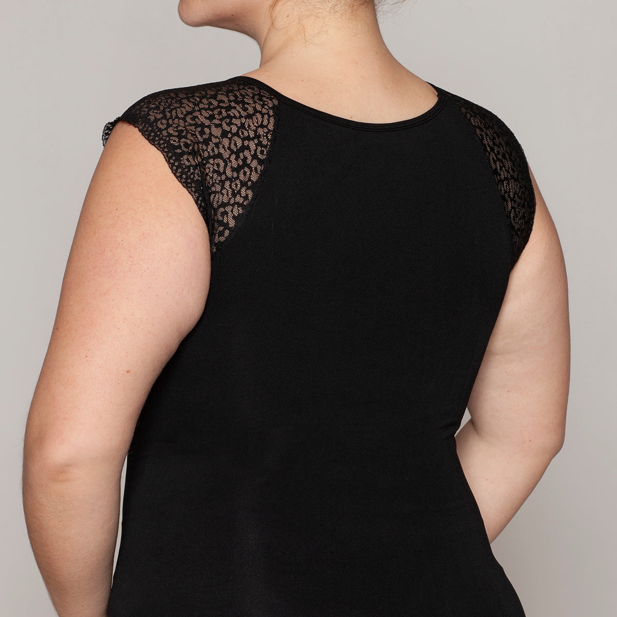 Lasst - Polera Hombro Encaje
