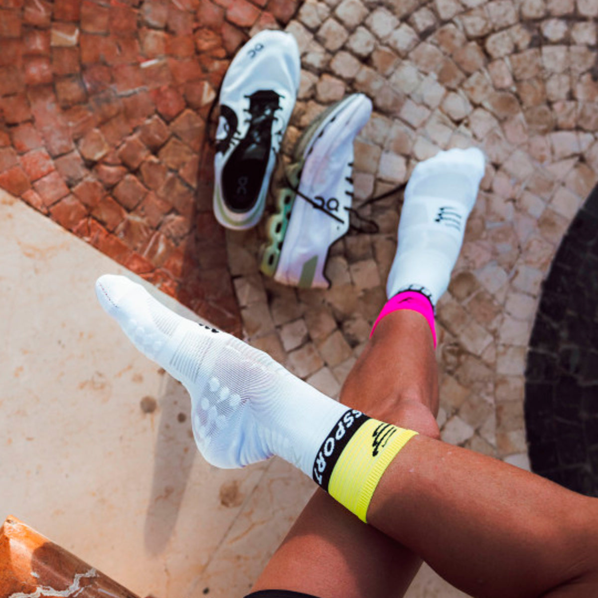 Compressport - Calcetín Mid Compression V2.0 Blanco